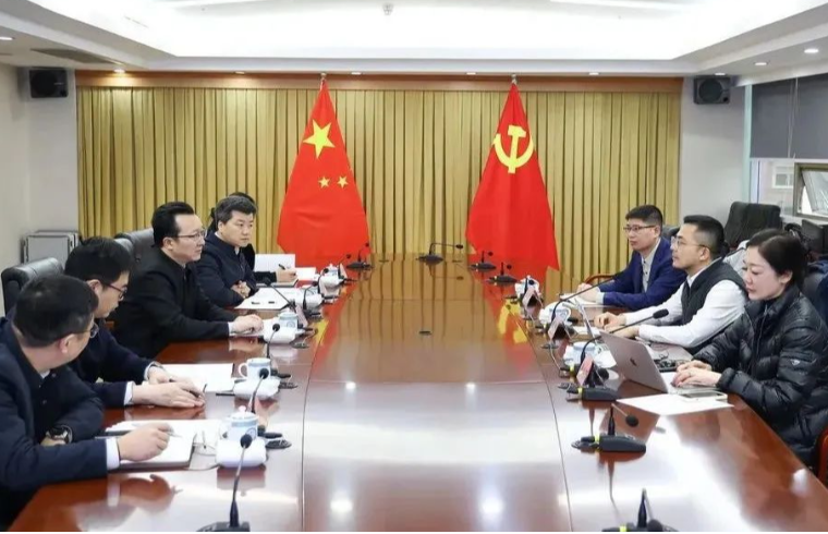 重慶市沙坪壩區(qū)委書(shū)記祁美文會(huì)見(jiàn)魯爾物聯(lián)創(chuàng)始人、董事長(zhǎng)胡輝一行