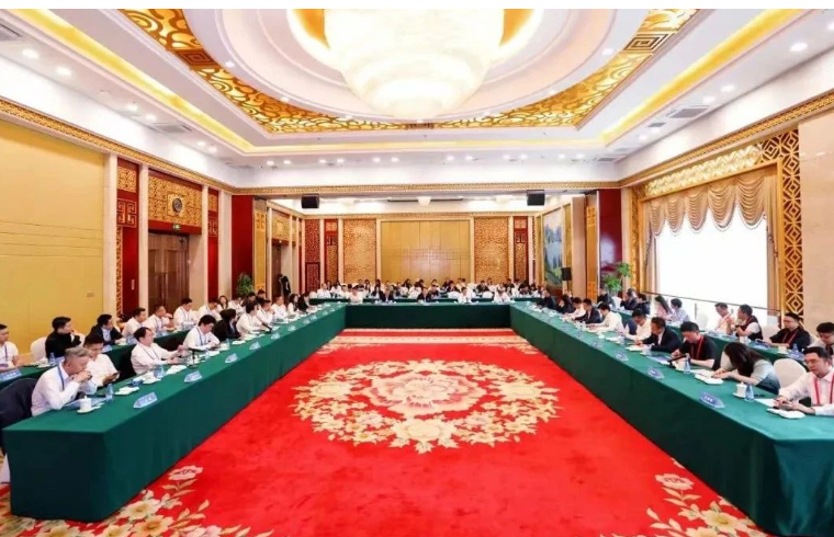 新生代企業(yè)家新疆行暨浙疆新生代企業(yè)家合作懇談會(huì)舉辦 魯爾物聯(lián)隨團(tuán)赴新疆投資考察并作專(zhuān)題分享